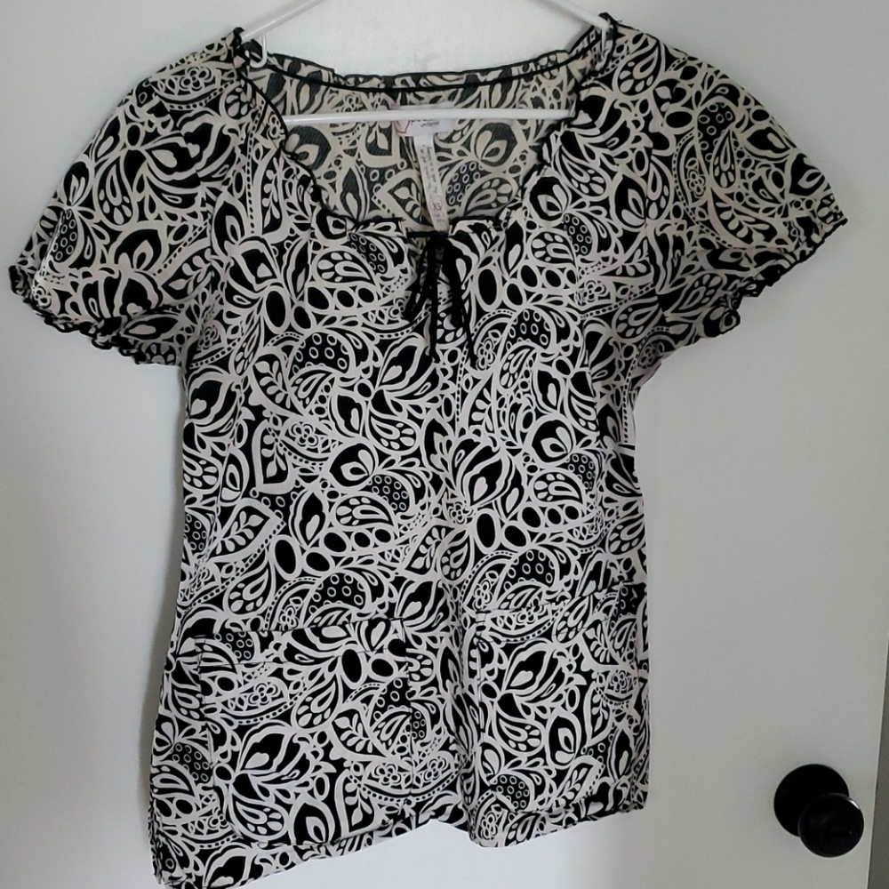 Women's black/white scrub top